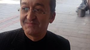 BİR GÜLÜMSEMENİN UMUDUDUR AŞK