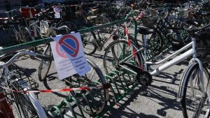 Bici in stazione a Treviso, retromarcia sulle rastrelliere. Annullata la rimozione
