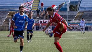 Serie C, a Novara nel giorno del debutto da titolare l’ex Tau si è visto annullare la marcatura per un fuorigioco dubbio. Carcani e quell’esultanza spezzata: 