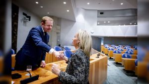 Justitieminister Van Weel overleeft motie van wantrouwen, maar moet van oppositie eerst diep door het stof