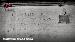 Perseguita la ex moglie, botte e inseguimenti. Poi il biglietto fuori casa: «Il tempo è scaduto: vi uccido». Arrestato