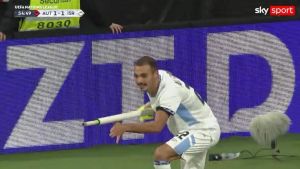 “Colpo di biliardo” o “fucilata”? L’espulsione del calciatore di Israele, Farchi e le polemiche sui social per l’esultanza dopo il gol