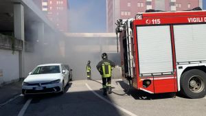 Pordenone, auto in fiamme nel parcheggio sotterraneo: densa nube di fumo in via Roggiuzzole