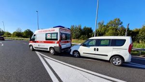 Incidente a Ronchi: monovolume tampona un’ambulanza con un ferito a bordo