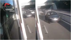 Rocambolesca fuga sulla E45 con l’auto rubata, arrestato 15enne: sperona una macchina e aggredisce i carabinieri