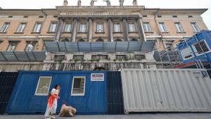 Palazzo Carciotti, i lavori entrano nel vivo: manovre notturne per posare le gru