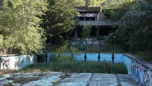 Ex bagno della Polizia a Muggia, l’opposizione compatta sfida il sindaco Polidori: «Area pubblica e sociale»