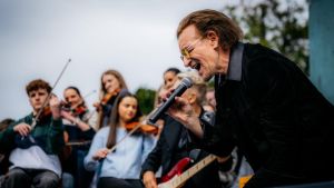 Gli U2 in concerto dove si formò la band 50 anni fa. “Batterista cerca musicisti”, quel primo annuncio affisso da Larry Mullen a scuola