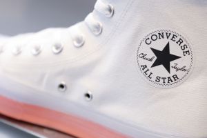 Converse schort socialemedia-advertenties en marketing op na racisme-ophef