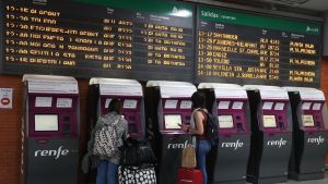 Renfe sufre un ciberataque que compromete nombres y correos de usuarios, aunque matiza que el servicio se mantiene operativo