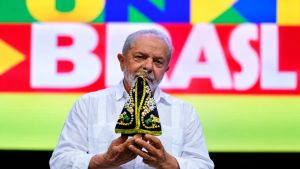 Maria passa na frente e Lula vem com ela