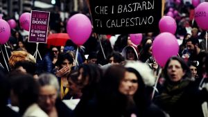 Un calvario di nove anni, la moglie chiusa in casa tra pestaggi e minacce: arrestato marito padrone