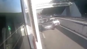 In fuga a 15 anni su un Suv rubato, si schianta dopo aver speronato una vettura durante l’inseguimento: arrestato