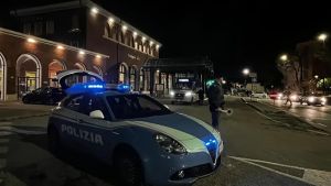 Tenta di gettare la ex dal secondo piano. Disposto il divieto di avvicinamento