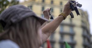La semana en la que las llaves llenaron las calles: Maricarmen, el icono de una sociedad a la que cierran las puertas