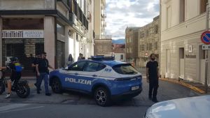 Zuffa tra due badanti a colpi di scopa: grida sul balcone di un palazzo in centro a Belluno