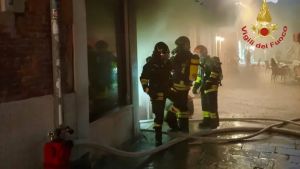 Fiamme in un ristorante in centro a Venezia, evacuato l’hotel vicino