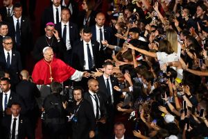 Au Stade de France, la superproduction papale expose les contradictions de l’Église