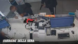 Napoli, rapina una farmacia: 