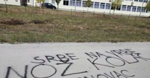 UZNEMIRUJUĆE U BRČKOM: Grafiti mržnje prema Srbima osvanuli u dvorištu škole i na više lokacija