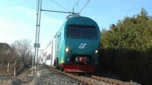 Scivola sui binari in stazione, il treno si ferma: donna miracolata
