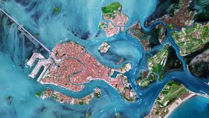 I colori brillanti della laguna di Venezia catturati dal satellite Iride