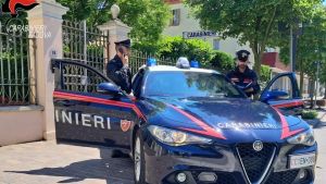 La musica del bar lo infastidisce, scende e sferra un pugno: ma sbaglia persona