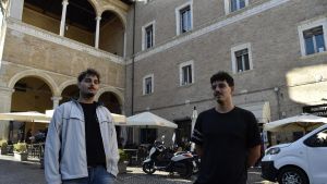 Arriva il maxi cantiere in piazza. Lavori a palazzo del governo, chiusura forzata per i negozi