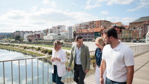 Juanma Moreno, un turista más por las calles de Avilés: 