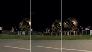 La Dolce Vita alla Palla di Pomodoro, bagno di notte alla fontana: il video diventa virale
