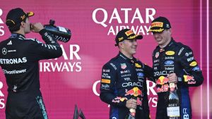 Russell domina a Baku, battute le Red Bull. Rimonta di Antonelli: quinto dietro a Leclerc /