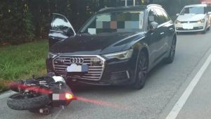 Perde il controllo della moto e si scontra contro un’auto: ferita sulla Pedemontana