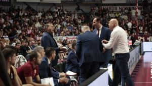Brugnaro dà indicazioni, Spahija si infuria: rissa sfiorata durante la partita della Reyer