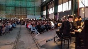 La suggestiva onda sonora: 50 musicisti al piano suonano in contemporanea e incantano alle ex Reggiane