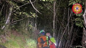 Precipita giù dal sentiero. Salvo grazie all’esperto alpinista