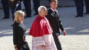 El papa americano bendice a esta Europa