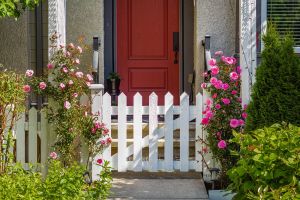 La pluie devrait revenir ces jours-ci, et permettre, enfin, de nouvelles plantations. Hormis les jardinières sur les rebords de fenêtre, il est parfois possible de végétaliser son pas-de-porte, voire son trottoir, même en ville si l’espace et la mairie l’autorisent.