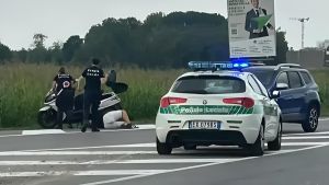 Sedicenne in sella a uno scooter rubato non si ferma all’alt: scatta l'inseguimento, poi si schianta al rondò