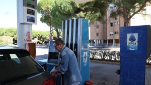 Tetto ai prezzi di benzina e diesel: oggi più di 100 euro per un pieno, ma domani Eni li abbassa. La mappa