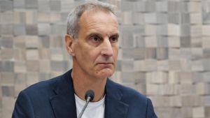 L’uomo dietro la scrivania. 