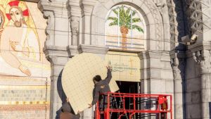 Lourdes, veli sui mosaici del prete incriminato. Il cardinale: 