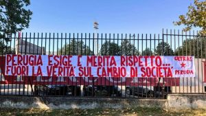 Tifosi. Gli ultras biancorossi chiedono chiarezza. Lo striscione: 