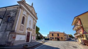 Il nuovo club privé per scambisti apre davanti alla chiesa