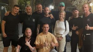 I nuovi ‘guardiani della notte’, ronde con torce e telefonini: 
