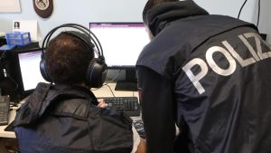 Il blitz della polizia postale, migliaia di file pedopornografici: arrestato dopo la perquisizione