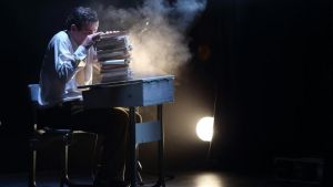 Milano, al Teatro della Contraddizione il prezzo del biglietto è “libero“. E con gli attori si discute di libri