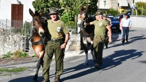 A Varzi arrivano i muli degli Alpini: sfilata e inaugurazione della piazza a don Accossa