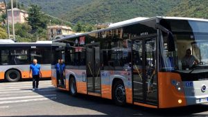 “Il biglietto del bus non ce l’ho”. Calci e pugni all’autista preso in ostaggio