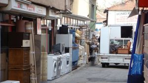İtfaiye Meydanı’nda alışveriş rutini: “La valla bir kere giydim bebe!”