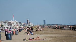 L’estate senza fine sulle spiagge venete: sdraio e ombrelloni aperti sino a fine ottobre